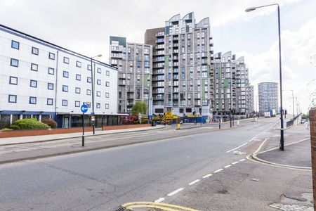 Sovereign Tower, 1 Emily Street, Canning Town, London, E16 - Photo 2