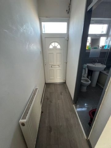3 Bed Flat, Brockley Road, SE4 - Photo 2