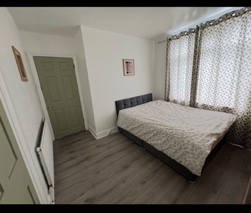 Room in a Shared Flat, High Street, CR0 - Photo 1