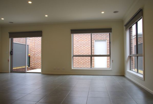 11 Ewart Cl, Lucas VIC 3350 - Photo 1