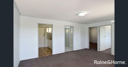 Conveniently located 2-Bedroom Unit in West Gladstone - Photo 2