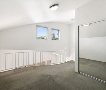 Light & bright top-floor split-level apartment - Photo 4