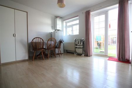 Sutton Square, Hounslow - Photo 2