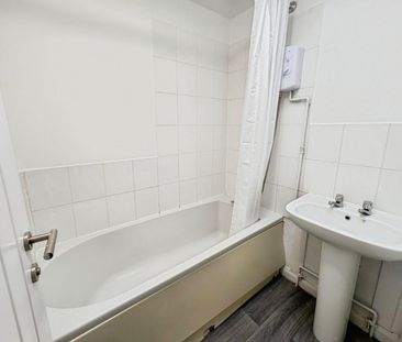 3 bedroom Flat To Let - Photo 3