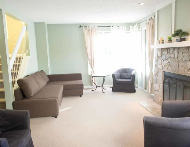 Large Bright 2 BR plus den Kensington Townhouse 3 mins to Downtown! — 2 Bedrooms+ Den Townhouse - Photo 1