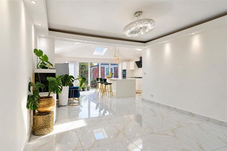 4 bedroom semi-detached house to rent - Photo 2