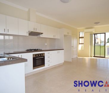 This modern apartment is situated within a close proximity to Carli... - Photo 2