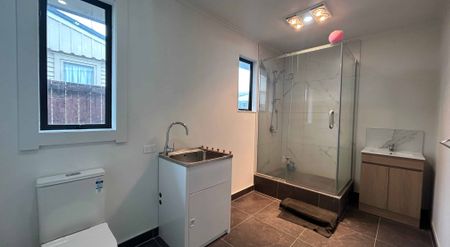 Freshly Renovated 2-Bedroom Unit - Power & Water Included - Photo 2