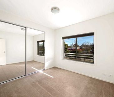 Sunny East-Facing 1-Bedroom Apartment in Leafy O'Connor - Photo 2