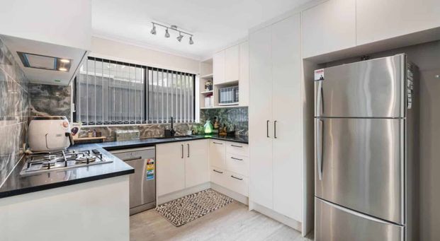 Near new in Papatoetoe - Photo 1