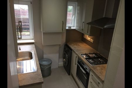 1 Bed Flat, Barons Court, W14 - Photo 2