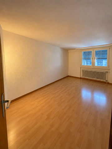 Grosszügige 3-Zimmer-Dachwohnung mit ca. 100 m² und Balkon in Bassersdorf - Photo 2