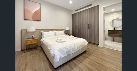 Stunning 3-Bedroom Apartment with Panoramic Lake and Mountain Views - Photo 5