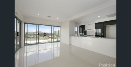 Generous Apartment – Stunning Views - Outstanding Value! - Photo 2