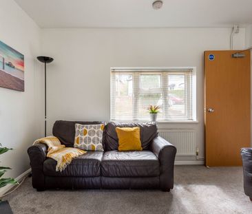 5 Bed Semi-Detached House, Southall Avenue, BN2 - Photo 1