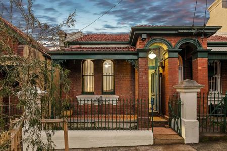 Oasis of charm offering 3 beds plus separate studio - Photo 4