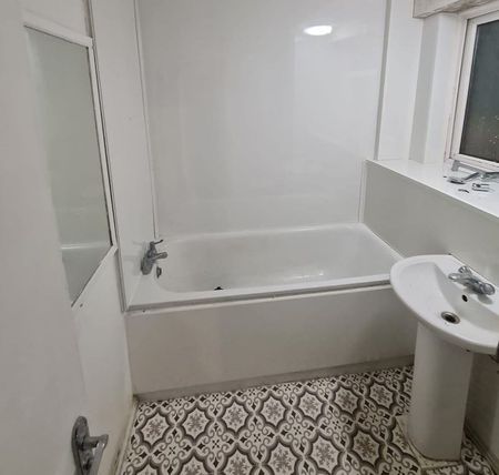 Room in a Shared Flat, Harrold House, NW3 - Photo 5