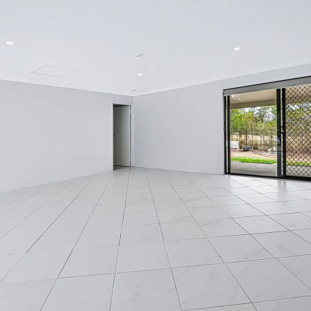 Back Property - Spacious Family Living with Solar, Water Tanks & Modern Comfort - Break lease - Photo 4