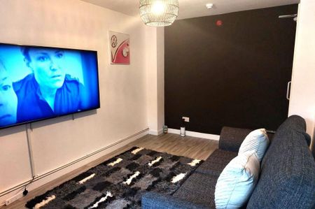 6 bedroom private hall to rent - Photo 3