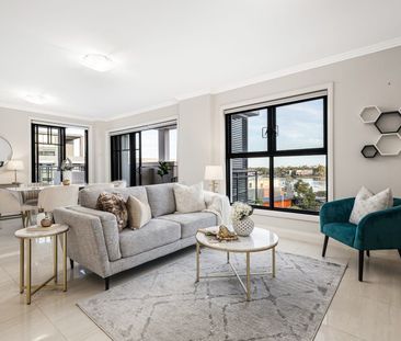 Whole floor sub-penthouse with panoramic water views - Photo 4