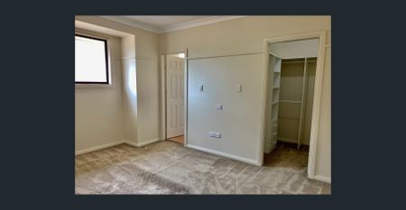 Spacious 3-Bedroom Townhouse - Photo 5