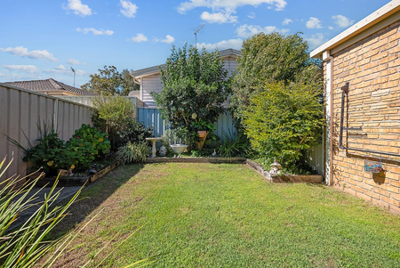 FULLY FURNISHED AND SPACIOUS DUPLEX IN A SOUGHT-AFTER LAKESIDE - Photo 3