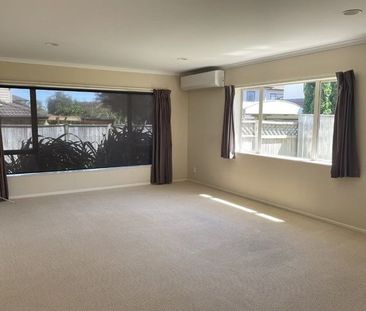5 Bedroom House in Flat Bush - Photo 2