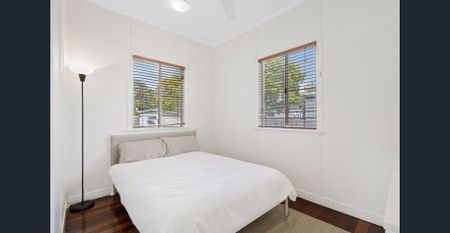 PRIME LOCATION WITH SPACIOUS YARD!! - Photo 3