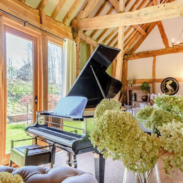 6 bedroom barn conversion to rent - Photo 1