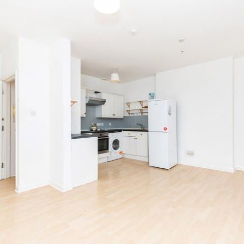 Large 1 bedroom in the heart of Hackney close to amenities and green spaces - Photo 1