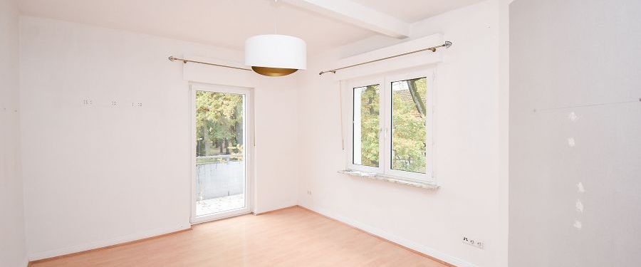 Vollständig renovierte Drei-Zimmer-Altbauwohnung mit Balkon. - Foto 1