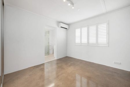 Stylish Renovated Unit with Easy Access to Oxford Street - Photo 3