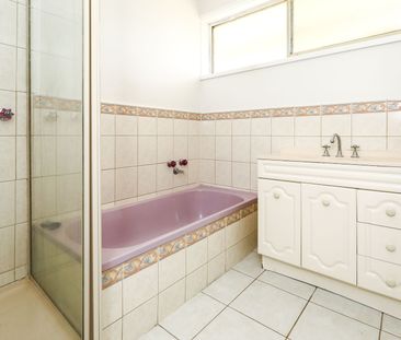Light Three Bedroom Property - Photo 6