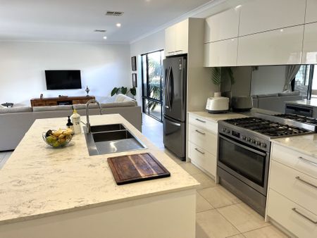 Lovely Modern Family Home - Photo 5