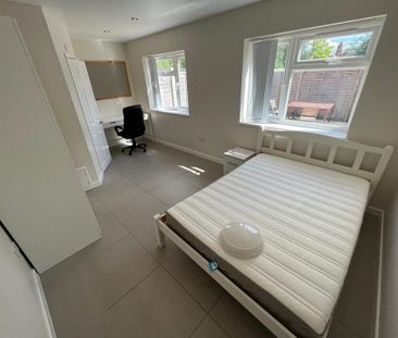 8 bedroom end of terrace house to rent - Photo 2