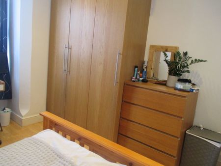 2 Bed Flat, Southfields, SW18 - Photo 2