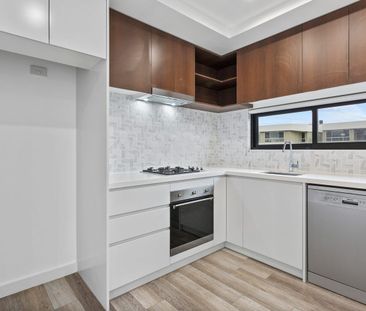 MODERN & SPACIOUS LIVING AT ITS BEST - Photo 3