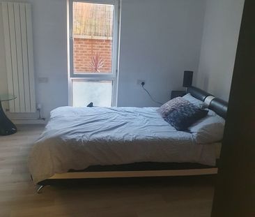 3 Bed Flat, Westway, W12 - Photo 1