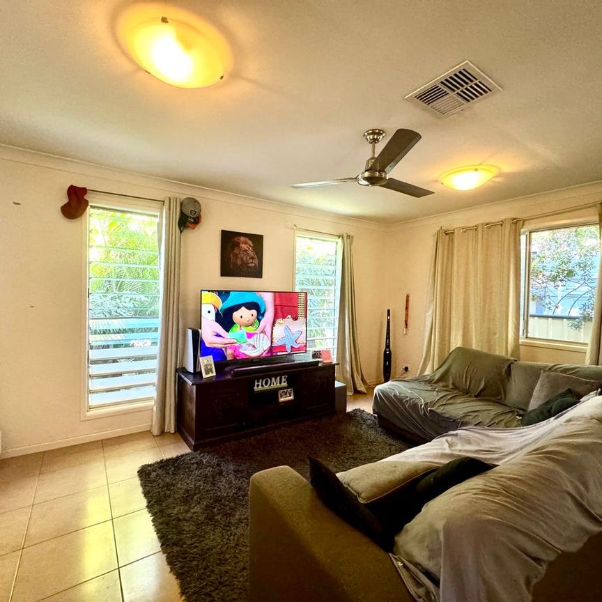 3 BEDROOM PROPERTY, MODERN WITH ENSUITE, WALK TO TOWN CENTRE AND GOLF CLUB! - Photo 1