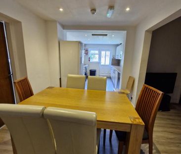 5 bedroom semi-detached house to rent - Photo 2