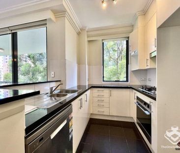 well maintained apartment with floor boards - Photo 1
