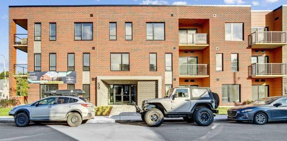 Le St-Louis: 3 1/2; 4 1/2; 5 1/2 Logement luxueux! Cour / jardin intérieur. Hydro et Internet Inclus ! Libre maintenant ! - Photo 2