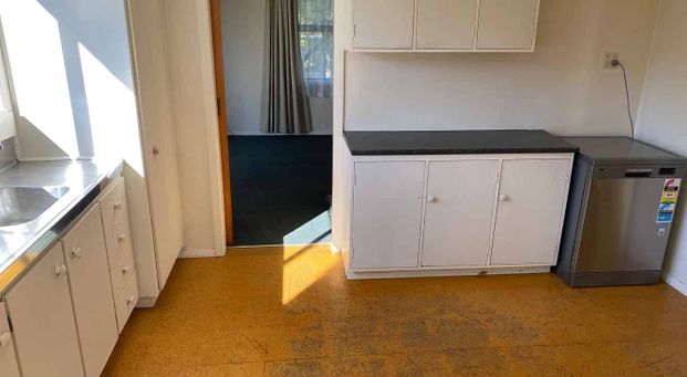 Central 3BR fully fenced home with sunroom - Photo 1