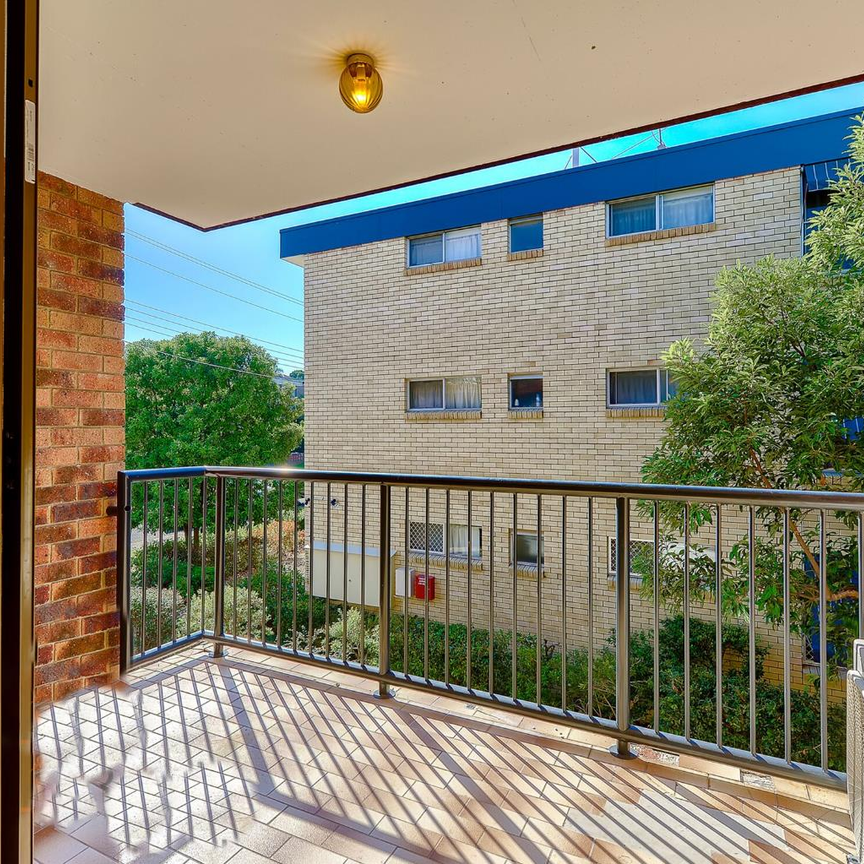 Stylish Renovated Apartment with Air Con & Ceiling Fans - Photo 1