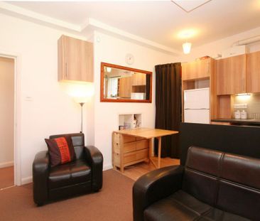 1 bedroom in a flat share to rent - Photo 2