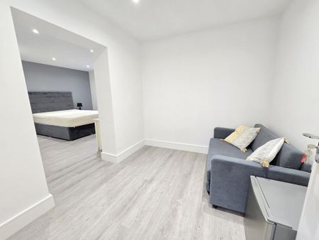 6 bedroom detached house to rent - Photo 5