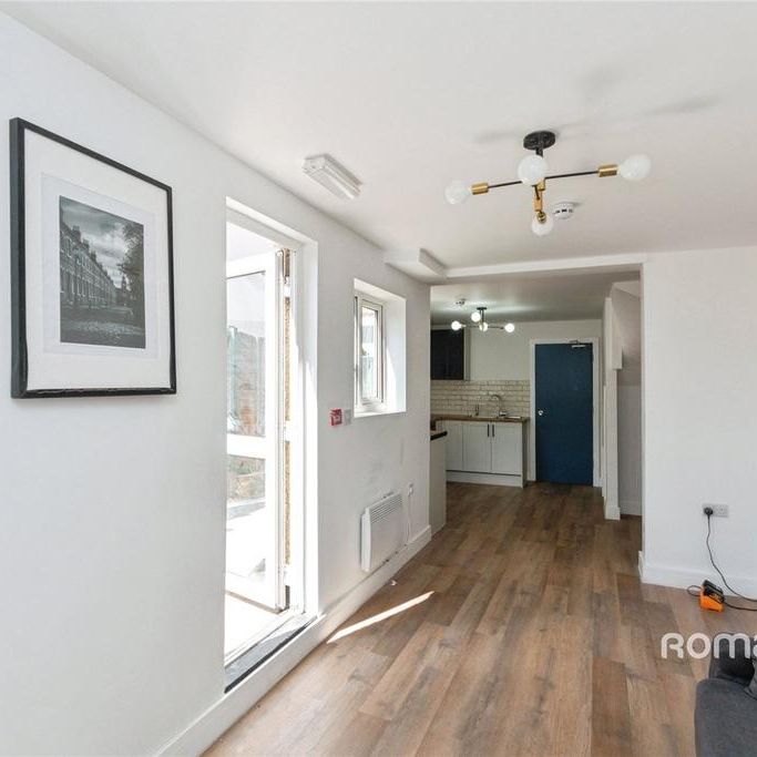 1 bedroom in a house share to rent - Photo 1