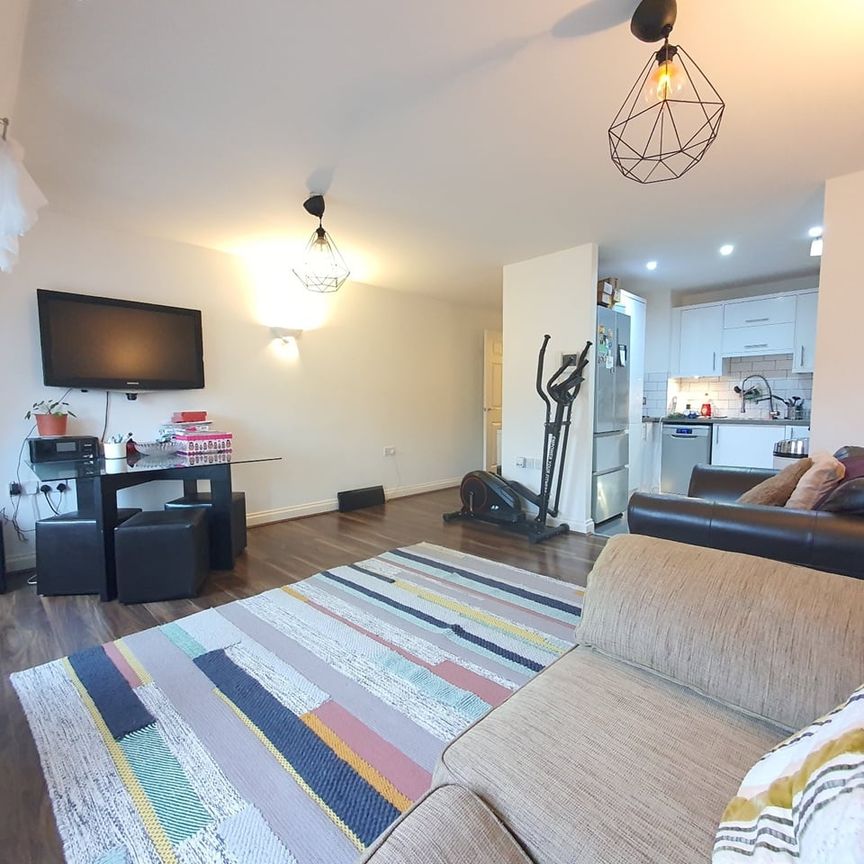 2 Bed Flat, Queens Road, SE15 - Photo 1