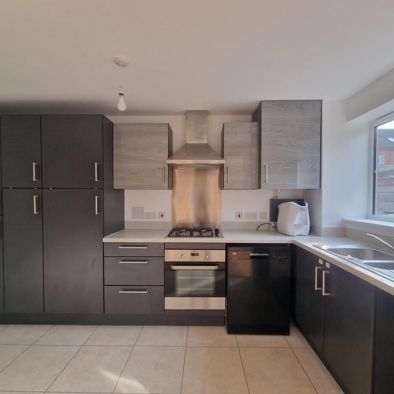 3 bedroom semi-detached house to rent - Photo 1