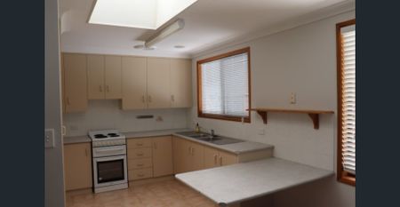 Neat & tidy, spacious villa - Photo 3